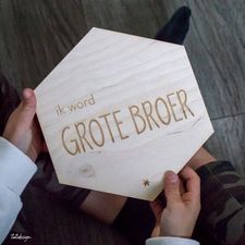 grotebroer-bord-lasercut-aankondiging-tatidesign