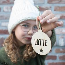 kerstbalmetnaam-tatidesign-inhout