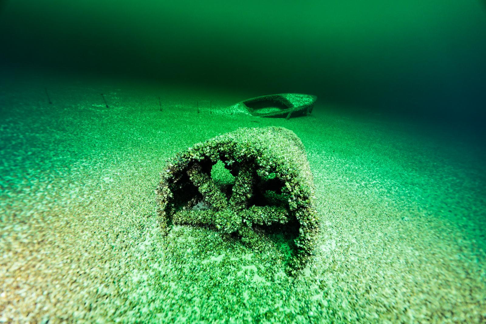 Turbine und kleines Wrack vor Egnach