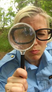 Amy Alsegård som polis i Kim och Piratäventyret