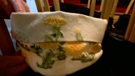 En brødpose af gammelt broderi.. Ja, hvorfor ikke..