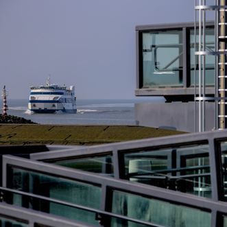 MS Vlieland nadert Harlingen