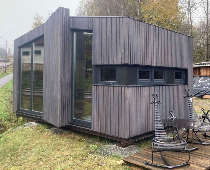 Terminalhus gir nytt konsept for COMPACT MODERN LIVING. Vi bygger i vårt verksted modulhus som kan monteres i forskjellige konfigurasjoner og størrelser fra 20 kv.m og oppover.
Vi kan levere hus som Byggesett eller ferdiglaget 