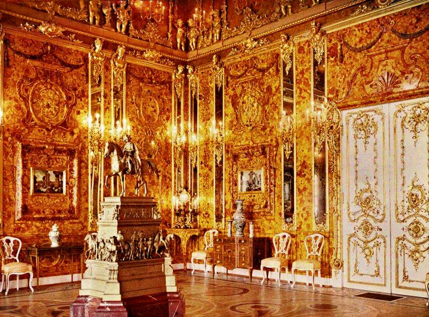 Amber Room at the Ekaterinskaya Palace in Pushkino. 1701-1707 A.D.