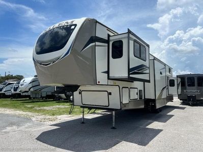 Salem Hemisphere Fifth Wheel