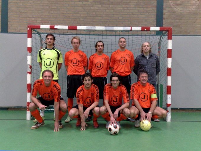 Dirk Peeters, Wouter van Gorp, Rob Wevers, Koen Naaijkens, Wil Zwegers
Jasper Langenhuijsen, Bart Linskens, John van Amelsfoort, May van Amelsfoort