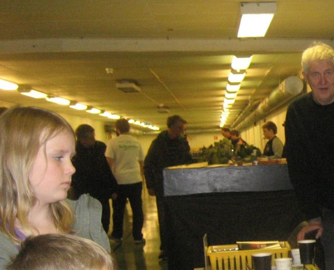 Torbjørn Pedersen (fra v.), Ernst Clemet, Laszlo Kiss og Bjørn Otto Hansen fra Hobbygruppen viser et engasjert publikum modelljernbanen. 