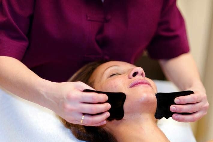 Massage thérapeutique du visage au Gua Sha