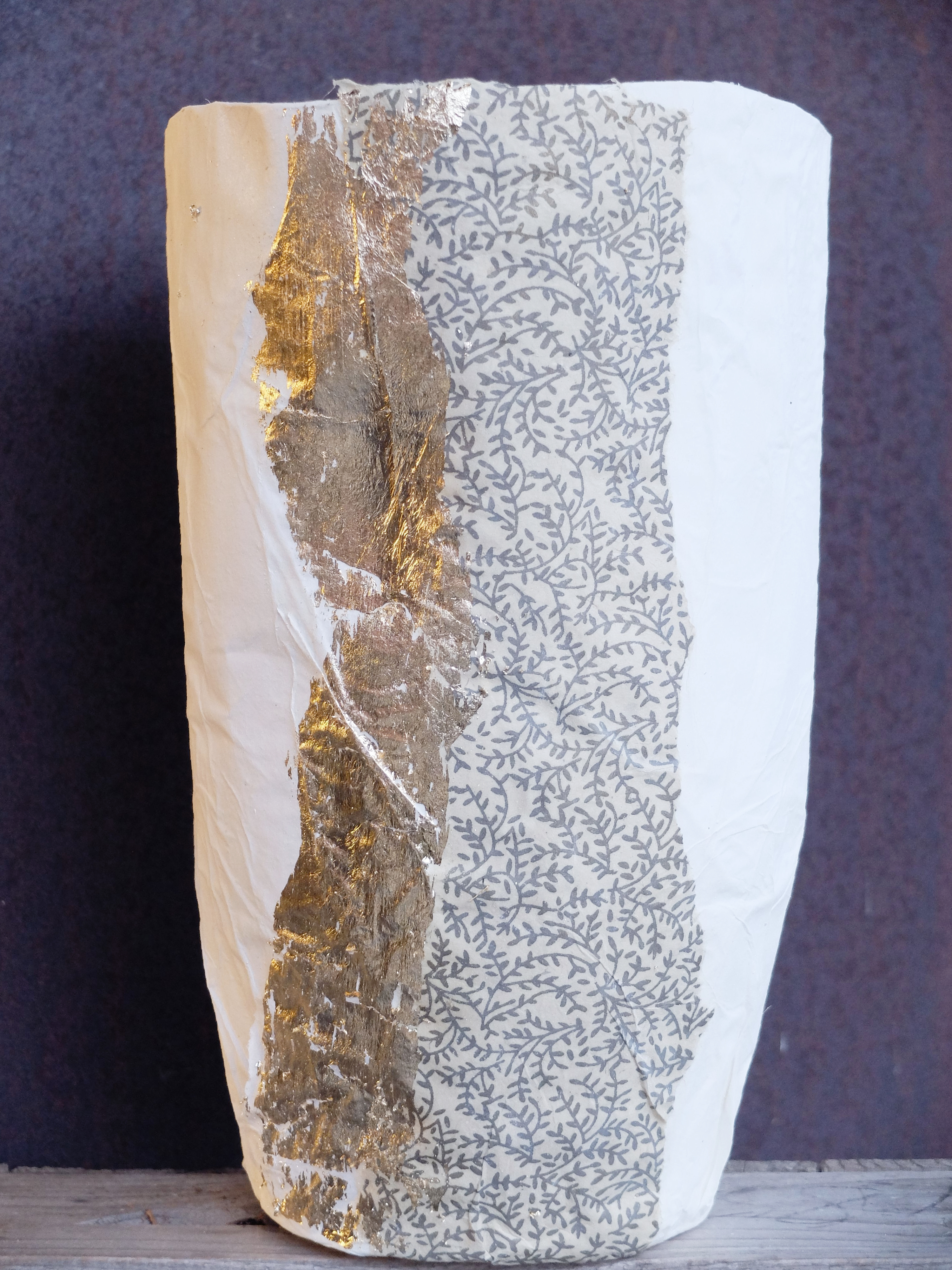 Papierrohling mit Gold- und Papierapplikation  (Deckel innen)