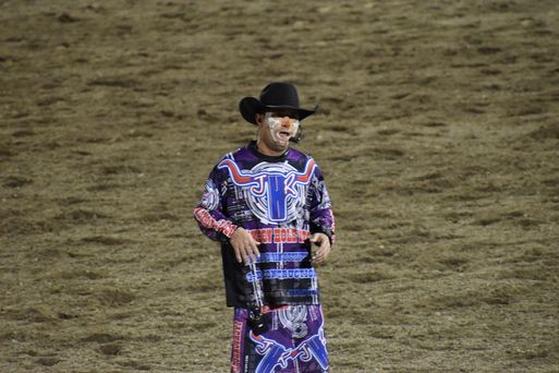 Der Rodeo Clown, lenkt die Stiere und Pferde ab