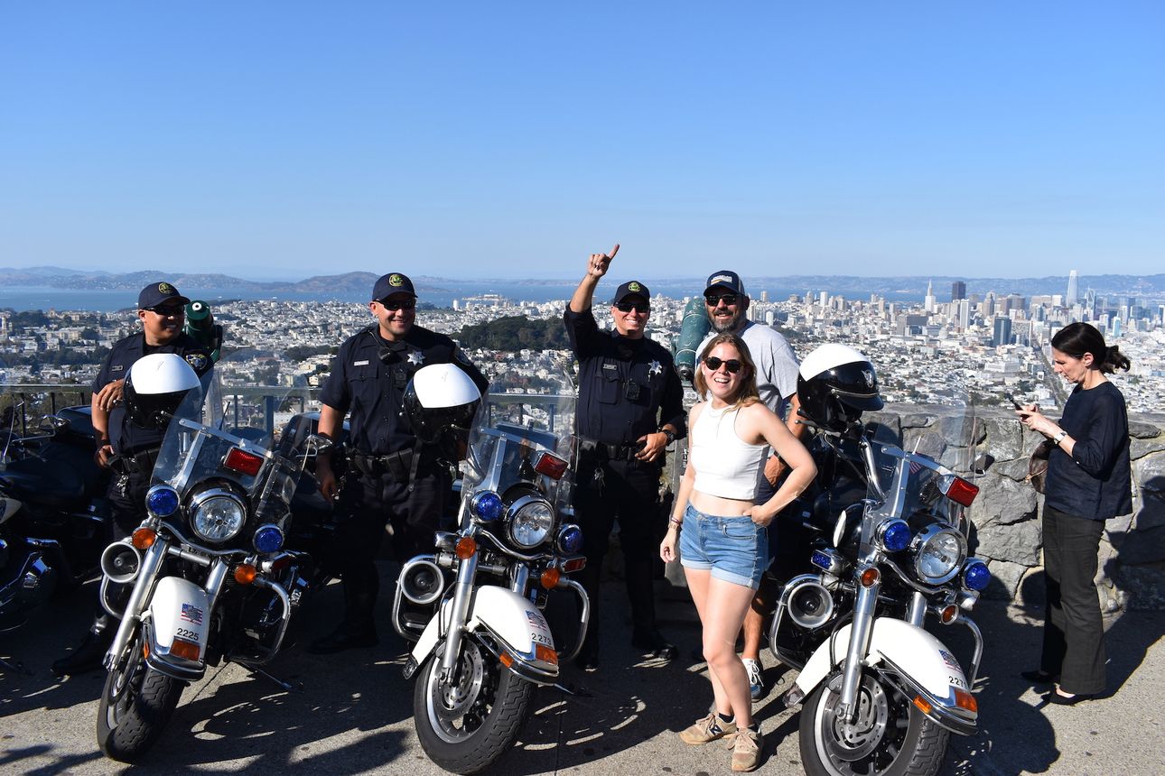 Der junge Polizist hatte Freude an uns Schweizern