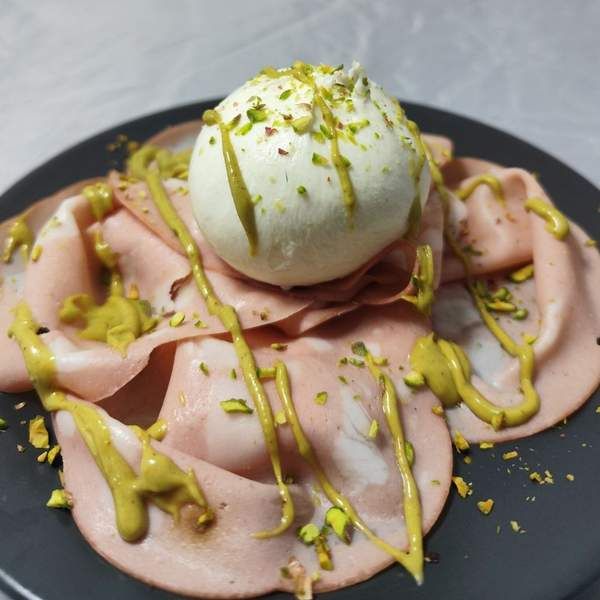 Ensalada de Burrata con Mortadela y Pistacho