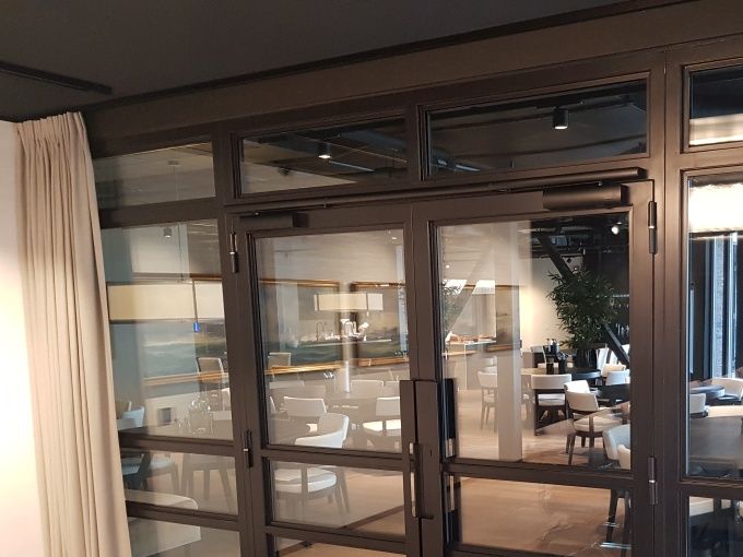 Glassparti og 2 fløyet dør med høy Rw-verdi (lyddemping), samt spesialdesignede håndtak etter ønske fra arkitekt/kunde