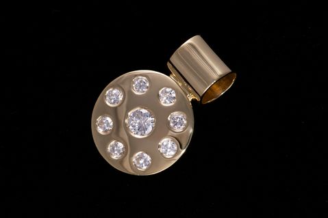 Pendant in yellow gold with 9 diamonds