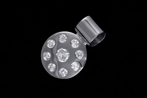 Pendant in white gold with 9 diamonds