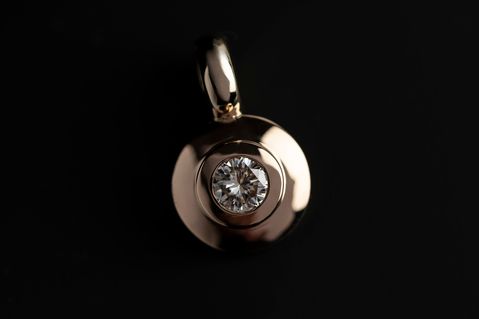 Pendant in yellow gold