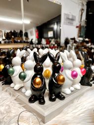 Påskhare med ägg på magen