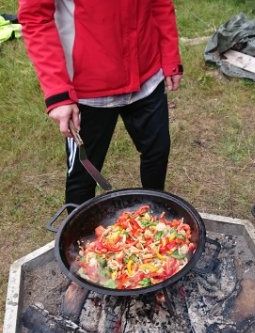 När väder och tillfälle ges lagar vi ibland även maten utomhus.