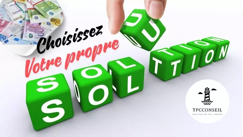 Maison protégée par des mains, symbolisant la sécurisation du patrimoine immobilier.