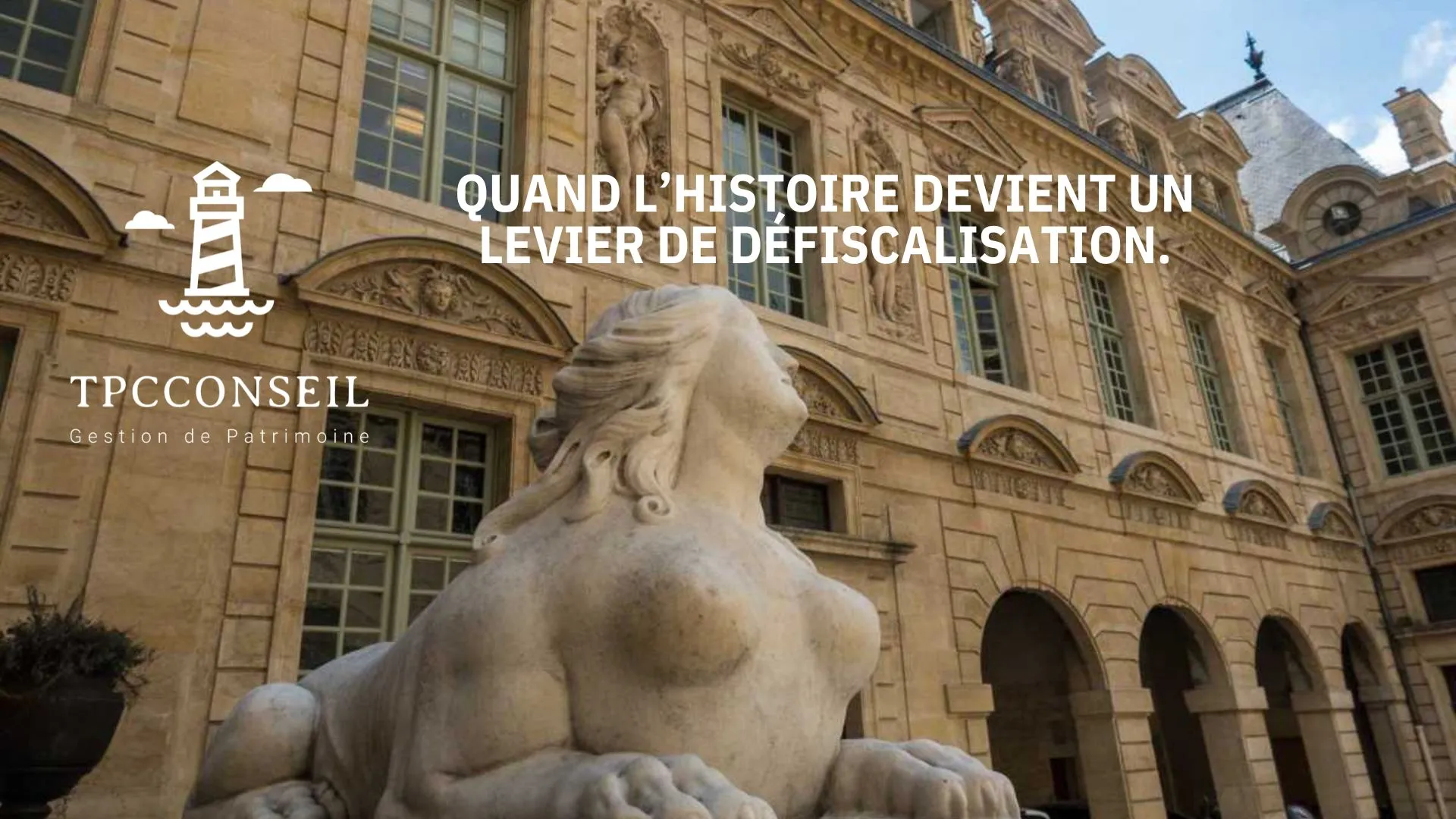 Façade d'un immeuble de prestige classé Monument Historique, illustrant un investissement.