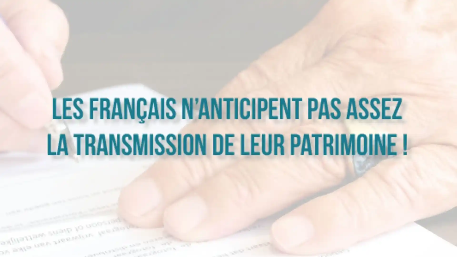 Gros plan sur des mains en train de signer un document légal, soulignant l'importance d'anticiper la transmission de son patrimoine.