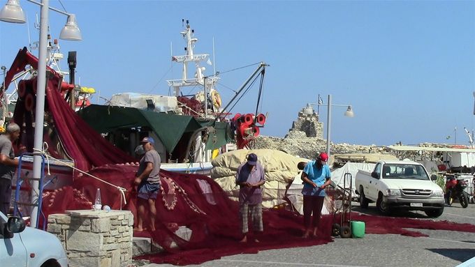 Naousa fishermen mending nets