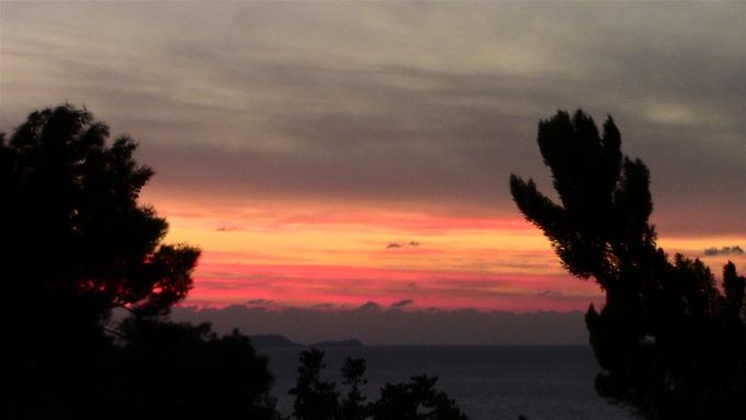 Red sky at night, shepherds delight.