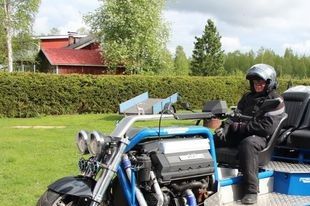 Esko Juntusen trike-pyörä painaa pienen henkilöauton verran. Leveyttä sillä on 178 senttiä ja pituutta 358 senttiä. KUVAT: Heli Nurkkala