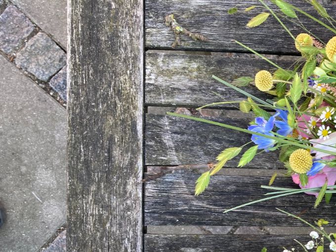 Markbuketter til brud, brudepige og herre.
Skønne rustikke håndtag.