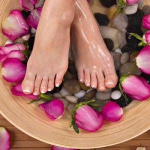 Mini Pedicure
 Neglene files i facon og negle båndene skubbes, derefter oliebehandling af neglebåndene.

Spa Pedicure
  Fødderne kommer i en fodbad hvori en blanding af olier og salt.
Dette virker afslappende og har en lindrende virkning på ømme og trætte muskler, da olien har en desinficerende effekt, stimulere blodcirkulationen og virker rensende.
Salten virker rensende og sørger samtidig for, at huden ikke suger for meget vand, og af hjælper derfor udtørring af huden. 
Neglene klippes til og bliver filet i den ønskede form.
Neglebåndene bliver skubbet plejet og klippet til og derefter behandlet med frisk lime.
Det afsluttes med en oliebehandling af neglebåndene og fødderne vil få en plejende og fugtgivende lotion.