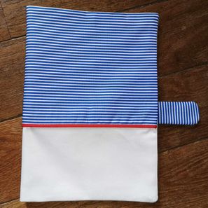 Protège carnet de santé "rayures bleues" 20€