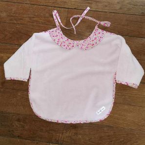 Serviette "fleurie" à manches 24-36 mois 14€