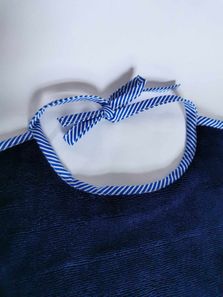 Serviette "rayures bleues" à manches 24-36 mois 14€