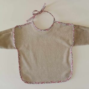 Serviette "pétales roses" à manches 6/18 mois 14€