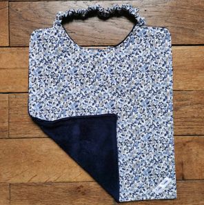 Serviette élastique "pétales bleus" 9€