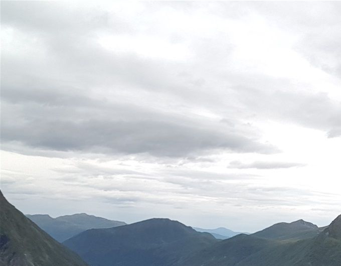 Forfatter og turgåer på vei til Gregorshornet med Stordal i bakgrunn