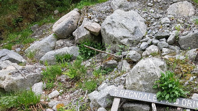 Etter bro skilt som viser vei til Regndalen