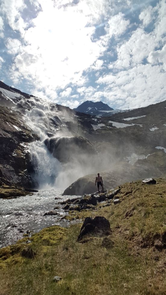 Fossen i nedre del av Regndalen. I bakgrunn Midtre Regndalstid