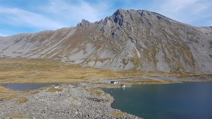 Storevatnet sett fra fjellsida til Nordre Dalamannshorn. Der er 2 hytter som ligger på moreneryggen som skiller Storevatnet fra et lite vann som ligger foran. I bakgrunn Ystevasshornet. Ystevasshornet kan bestiges ved å gå opp en noe bratt rås litt utfor bildekanten til høyre. Mer vanlig er det å gå Ystevasshornet fra  andre siden fra Hevsdalen og Svartevatnet både på som fottur og skitur på vinteren