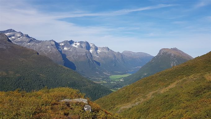 Utsikt på veien ned. Velledalen med Dravløsnykjen og Dravløsegga til høyre. Til venstre ser en  Store og Lille Kløvheitind og Skjortehornet, videre Skarabben og Blåbretind og omtrent midt i bildet de 3 toppene i Trollkyrkja. Ytterst sees Skophornet
