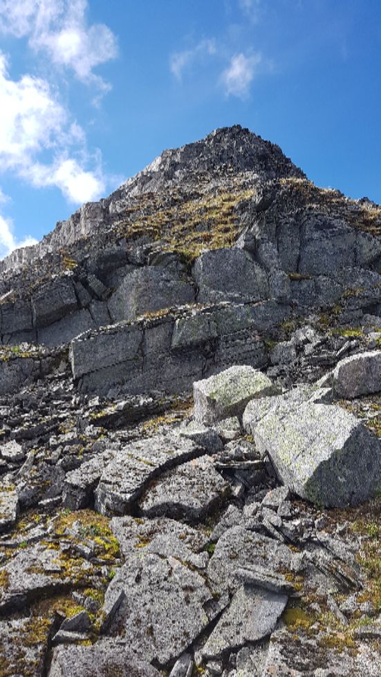 Egga opp til topp platået til Blåfjellnibba. Litt klyving var nødvendig, men ikke krevende