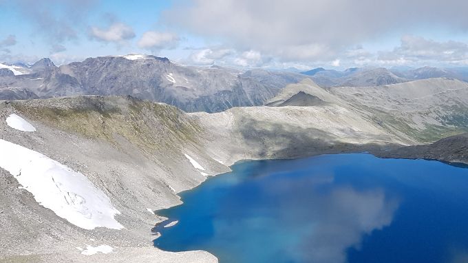 Utsikt på vei opp til Blåfjellnibba mot Brevatnet nord for fjellet. Ryggen midt i bildet er Svartetindane og til høyre ser en litt av Emdalstindane