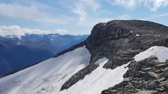 Toppen på Blåfjellnibba midt i bildet. Fint 