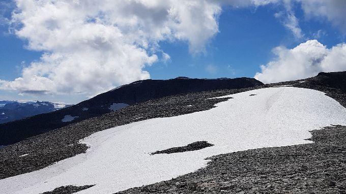 På vei mot Kvitegga var det en del snøflekker (breer) som det var greit å gå på. Kvitegga i bakgrunnen til venstre