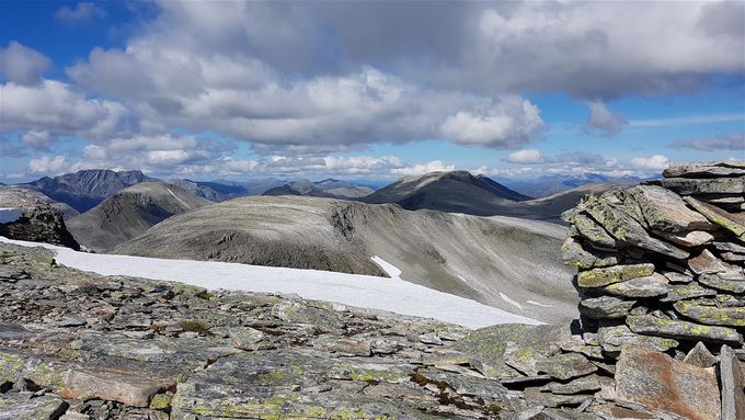 Fra Kvitegga ser en nordover tilbake topp 1451 m.o.h. og Blåfjellnibba