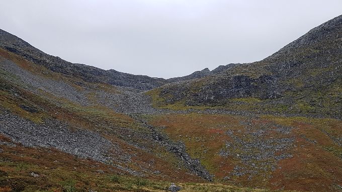 Mer høstlige farger på turen opp mot skaret med vatnene og topp 1222 m.o.h til høyre