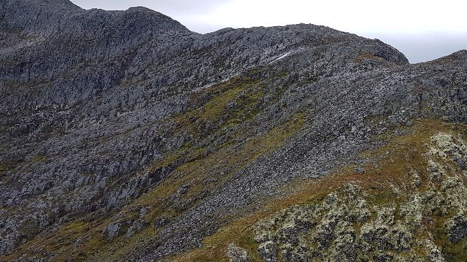 Her er overgangen fra topp 1222 m.o.h mot ryggen som går til Tårnet. Det kan se krevende ut, men er det ikke. Det er ikke vanskelig å finne rett vei langs fjellryggen