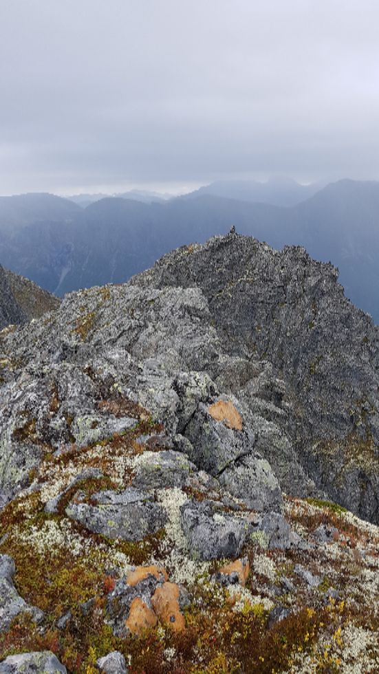Veien mot Tårnet i område hvor det var noe smalt, men trygt å gå. Varden på høyeste topp seesi midten.