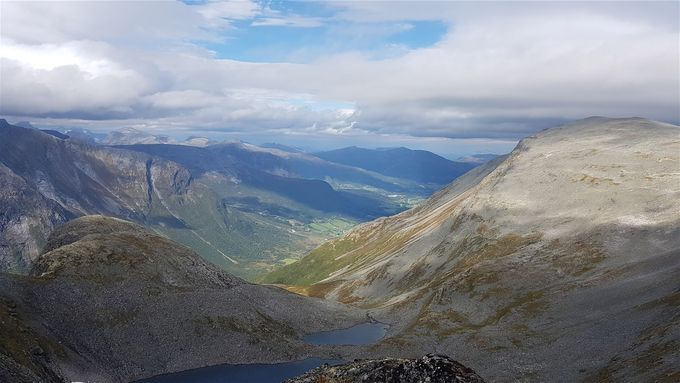 Utsikt mot Nord fra Tårnet , nedover Strandadalen. Overvollshornet til høyre