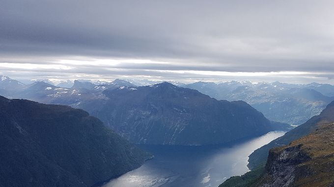 Utsikt mot Synnylvsfjorden på vei til Flosteinnibba.